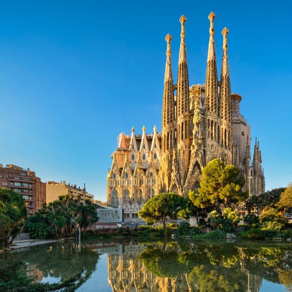 Admire Sagrada Familia